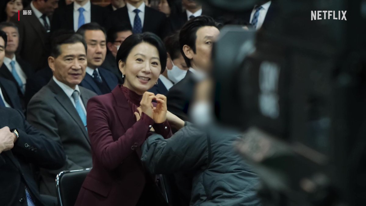 우린 모두 같은 편🫶 화기애애한 팀워크가 빛나던 <돌풍>의 현장 뒷모습을 공유합니다.
