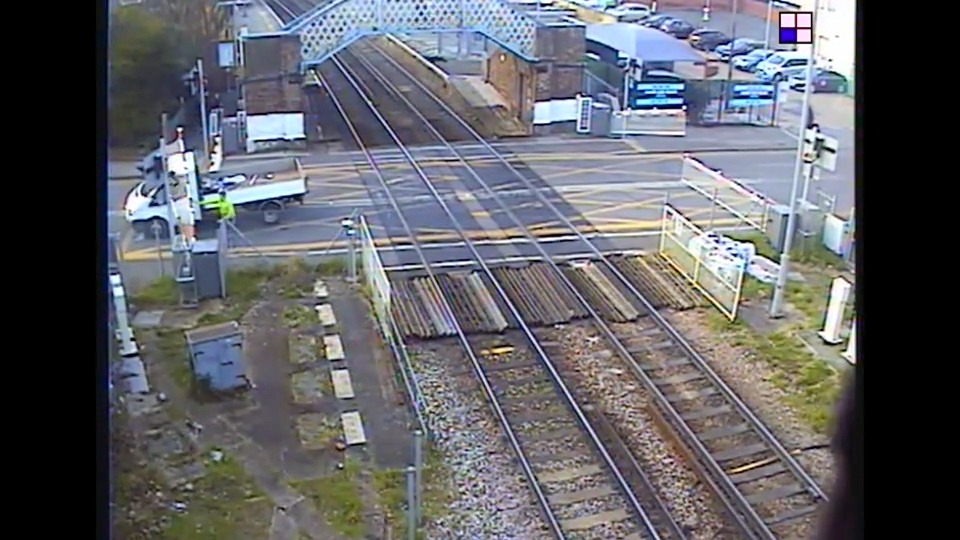 😰 What on earth were these people thinking❓ ⚠️ This summer holiday, please remind children of the dangers of misusing level crossings: 👉 #LevelCrossing #Safety