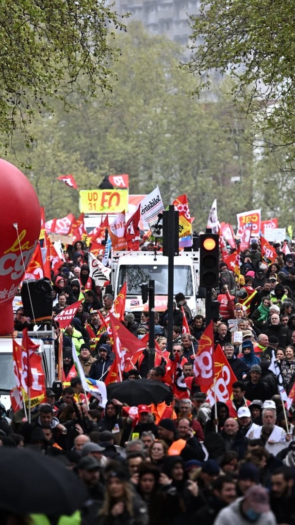 #Retraites : la réforme de 2023 ne suffit déjà plus 💸 Un rapport du Comité de suivi des retraites pointe du doigt les déficits persistants du système. Malgré la réforme Macron, il faudrait de nouvelles mesures pour équilibrer les comptes. 🎙️ Nicolas DOZE - LCI