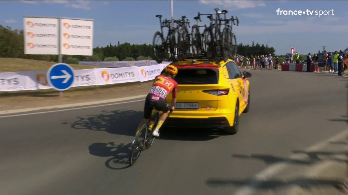 La séquence lunaire entre les deux voitures Uno-X, qui ne sont pas passées loin d'une collision. #TDF2024