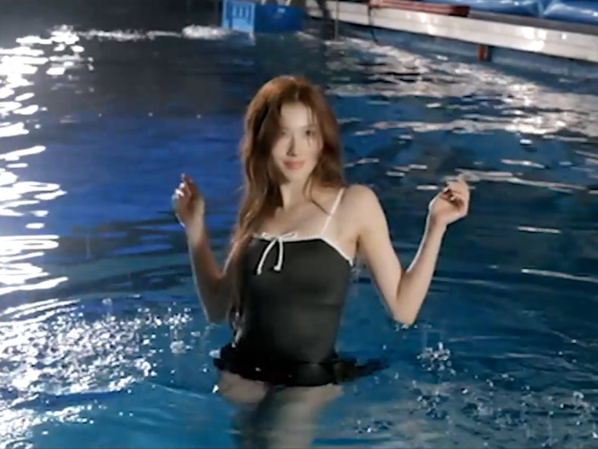 SANA AT THE POOL 😵💫😵💫