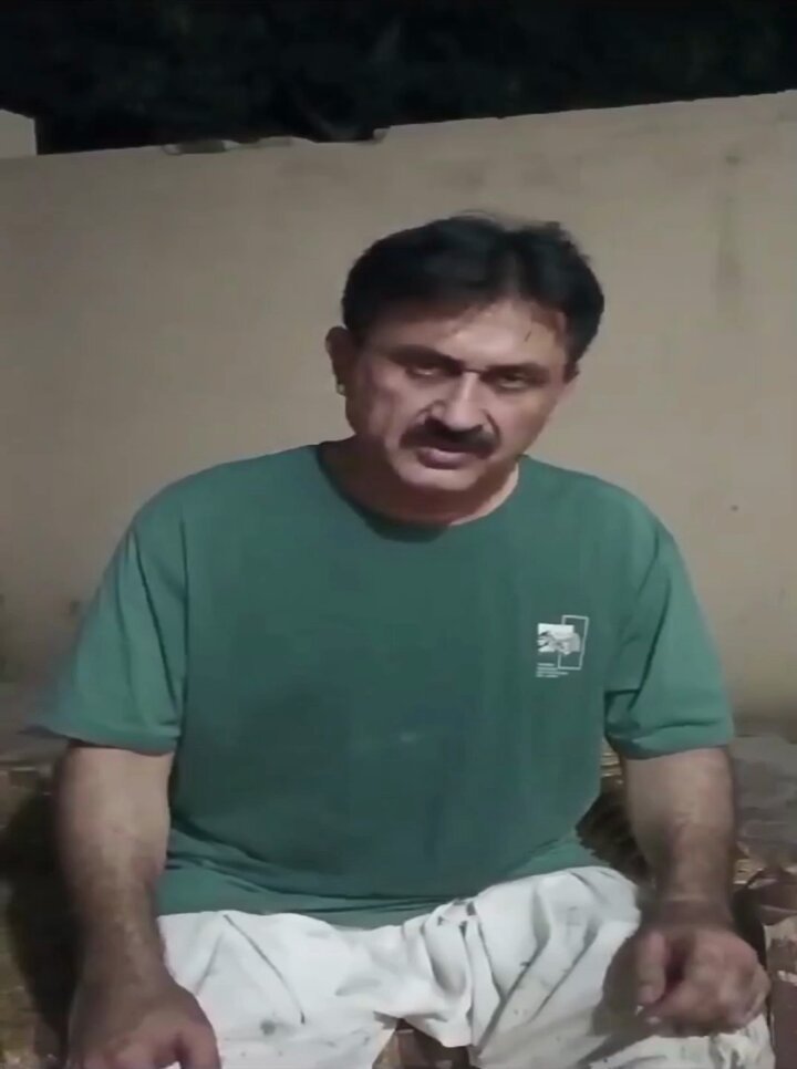 🚨25 سے زائد پولیس اور آئی ایس آئی والوں نے آج صبح میرے گھر پر حملہ کیا میں سویا ہوا تھا انہوں دیواریں پھیلانگ کر دروازوں کو توڑتے رہے میری بیوی اور بیٹا تھے انکو ہراساں کیا مجھ پر فائرنگ کی میری جان اللہ نے بچائی ۔ جمشید دستی