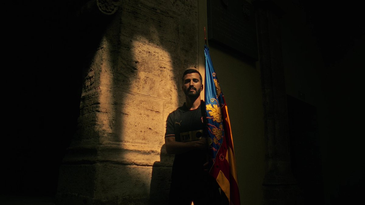 Con rango de realeza Bordada con hilos de oro Símbolo de Valencia Impregnada de nuestro ADN 𝐇𝐀𝐆𝐀𝐌𝐎𝐒 𝐐𝐔𝐄 𝐁𝐑𝐈𝐋𝐋𝐄 🦇 Valencia CF ❎ PUMA Football 👉🏽