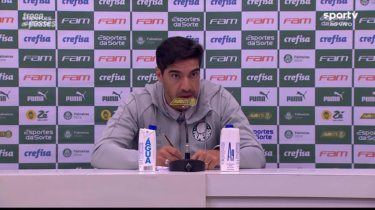 Abel Ferreira reclama de não expulsão de Barboza no início do jogo e diz: "Pergunto quais são os critérios. Há erros graves hoje no jogo que influenciam e condicionam o desenrolar do mesmo"