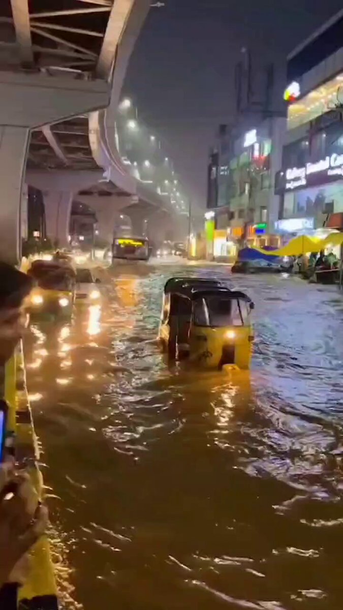 చిన్నపాటి వర్షానికి ఇంతలా మునిగిపోతున్న హైదరాబాద్ రోడ్లు... అవస్థలు పడుతున్న ప్రజలు.... అదే అమరావతి అయితే భారీ తుఫానుతో వర్షం పడినా కూడా కేవలం నాలుగే నాలుగు నిమిషాల్లో చుక్క నీరు రోడ్డు మీద నిలవదు..... That is Amaravati, జయహో అమరావతి.... నా ఆంధ్రప్రదేశ్, నా రాజధాని అమరావతి.