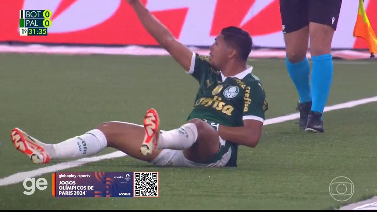 Só parei pra ver esse lance com atenção agora. Não tem nem o que discutir: lance claro e óbvio de expulsão, o Damián Suárez pisou no Rony. Dos jogos de ontem, pior que esse lance, só o pênalti marcado pro Vasco. A ARBITRAGEM BRASILEIRA É HORRÍVEL!