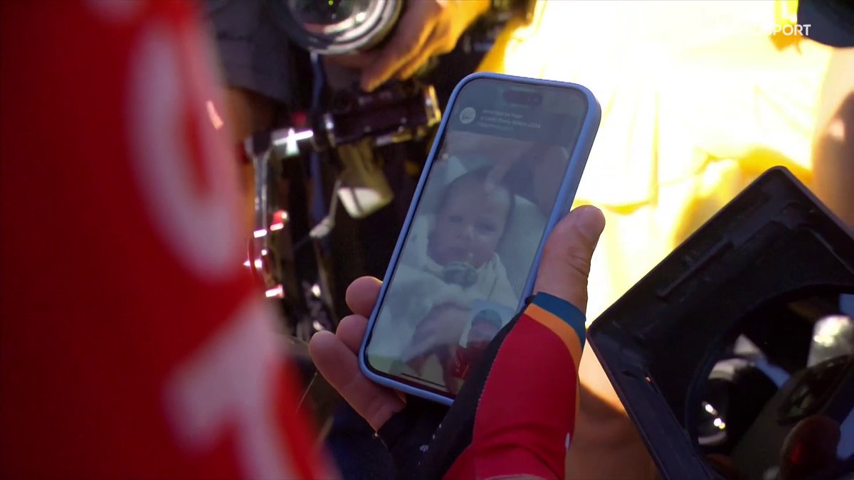 🥹❤️ La videollamada de Campenaerts con su mujer y su bebé recién nacido es lo mejor que verás hoy. #TDF2024 | #LaCasadelCiclismo