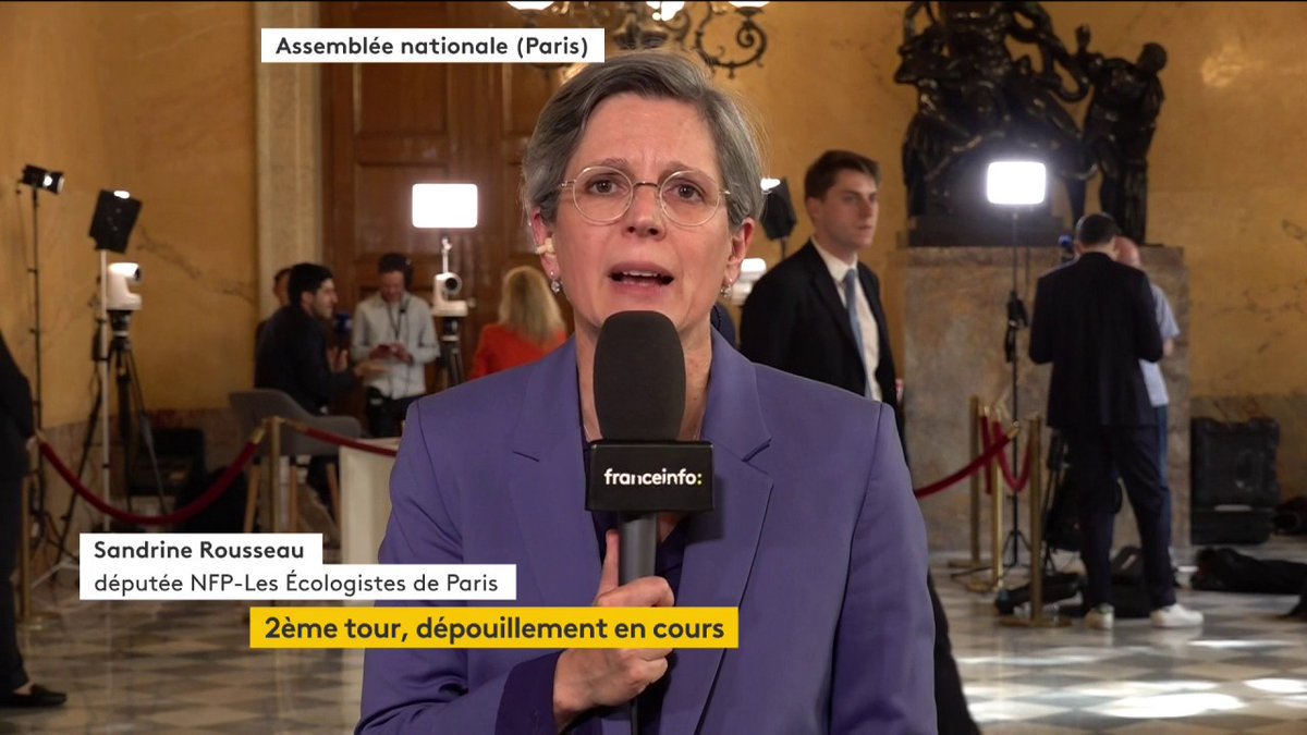 🔴DIRECT - 🗣️"Personne ne peut m'obliger à serrer la main du RN !" Sandrine Roousseau, députée EELV-NFP a refusé de serrer la main d'un député RN lors du vote pour la présidence de l'Assemblée nationale. #franceinfo #canal27