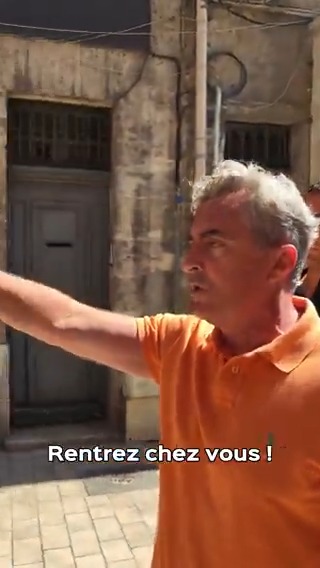 Vous en avez marre de nous ? RENTREZ CHEZ VOUS ! Les clandestins qui squattent l'église du Vieux-Port se croient vraiment tout permis. Regardez leur réaction alors que je ne fais que passer devant eux... Marseille mérite qu'ils retournent chez eux.