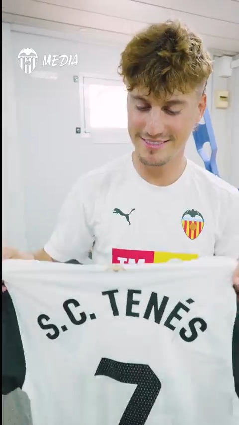 😍 Sergi Canós Tenés está preparado y muy ilusionado para un año muy especial 👕 S.C. Tenés 🧡 #ADNVCF 🦇