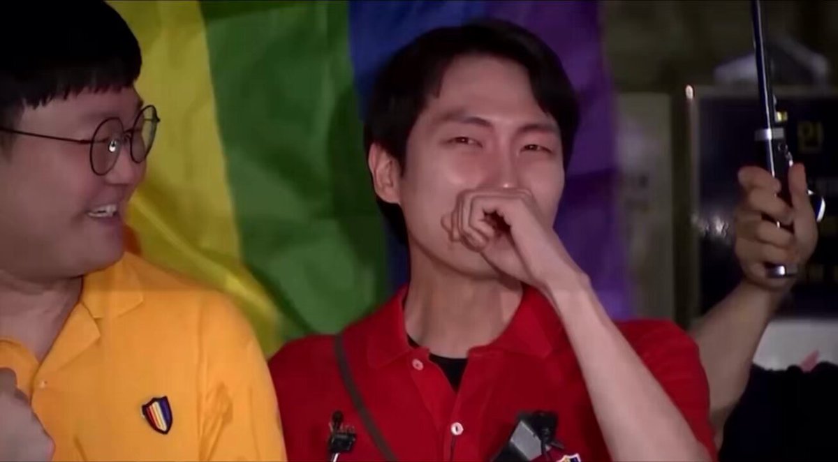 · 2024.7.18. 突发👉韩国最高法院维持判决，同性伴侣有权获得国民健康保险平等的配偶福利，与异性伴侣相同。 陈司与金都称自己是已婚夫妇，但他们在韩国的婚姻并没有获得法律承认。 律师和倡导者表示，这一裁决标志着同性联盟首次获得法律承认。 虽然台湾和泰国的同性婚姻合法化运动取得了成功，但韩国对同性伴侣没有法律承认，这迫使伴侣们如果想合法结婚，必须到国外去。 今天的裁决使得同性伴侣的法律地位将在公共系统中得到认可，同性伴侣的存在将变得更加明显。 多年来，韩国的保守宗教团体对通过促进 LGBTQ 权利的法律一贯展开激烈抵抗，这促使很多人必须在工作场所隐瞒自己的身份，争取获得平等的承认和接纳。