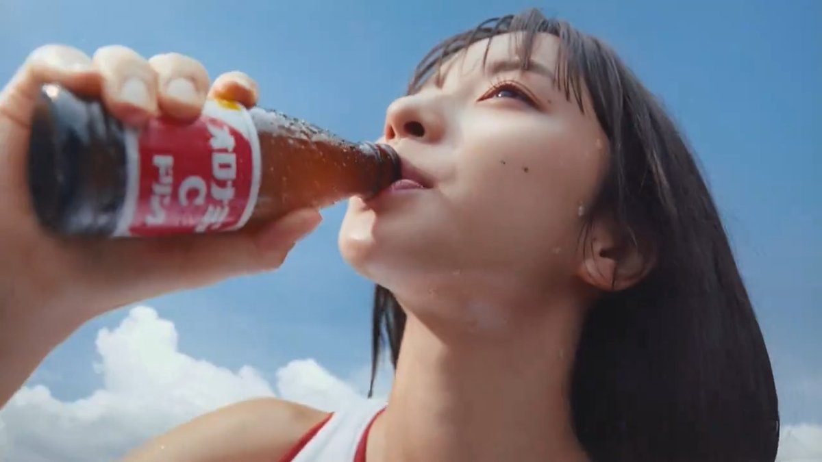 \\元気はわたしをでっかくする🏃♀️💨// #藤﨑ゆみあ さん出演CM第二弾が公開!👩🦰 他人にとってはなんてことがなくても、 自分にとってはちょっとした試練かもしれない🥹 そんなときにもオロナミンCは 元気💪と勇気✨️をくれて、 何でも出来ちゃう巨人になった気分にさせてくれるのです☺️