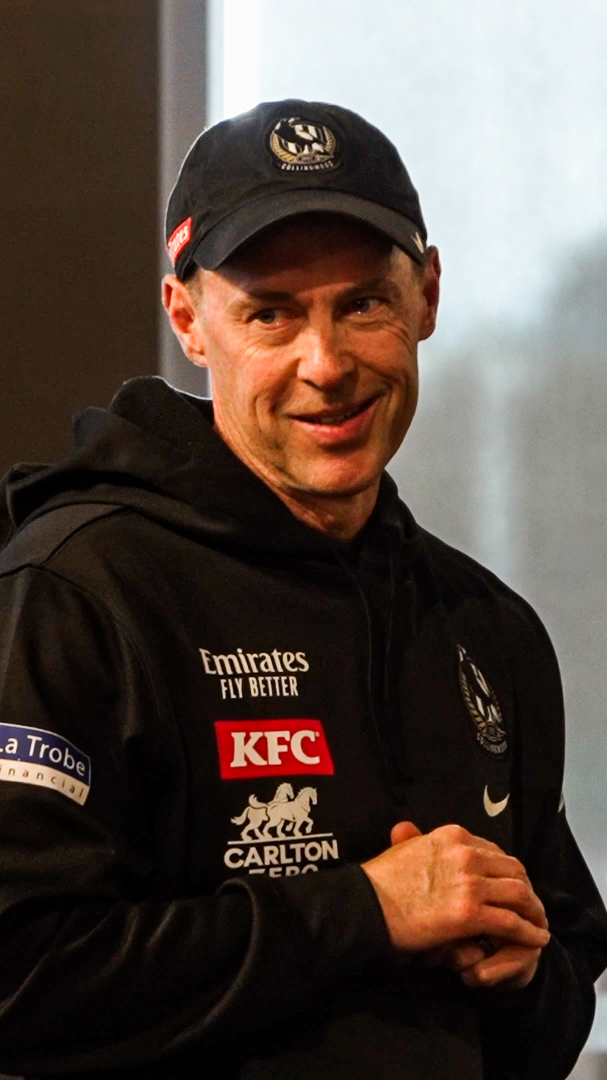 "Man, it gets me." 🥹 In a room full of our AFL and Collingwood AFLW athletes, an emotional Craig McRae announces the return of Dan McStay to our AFL Team 🖤🤍