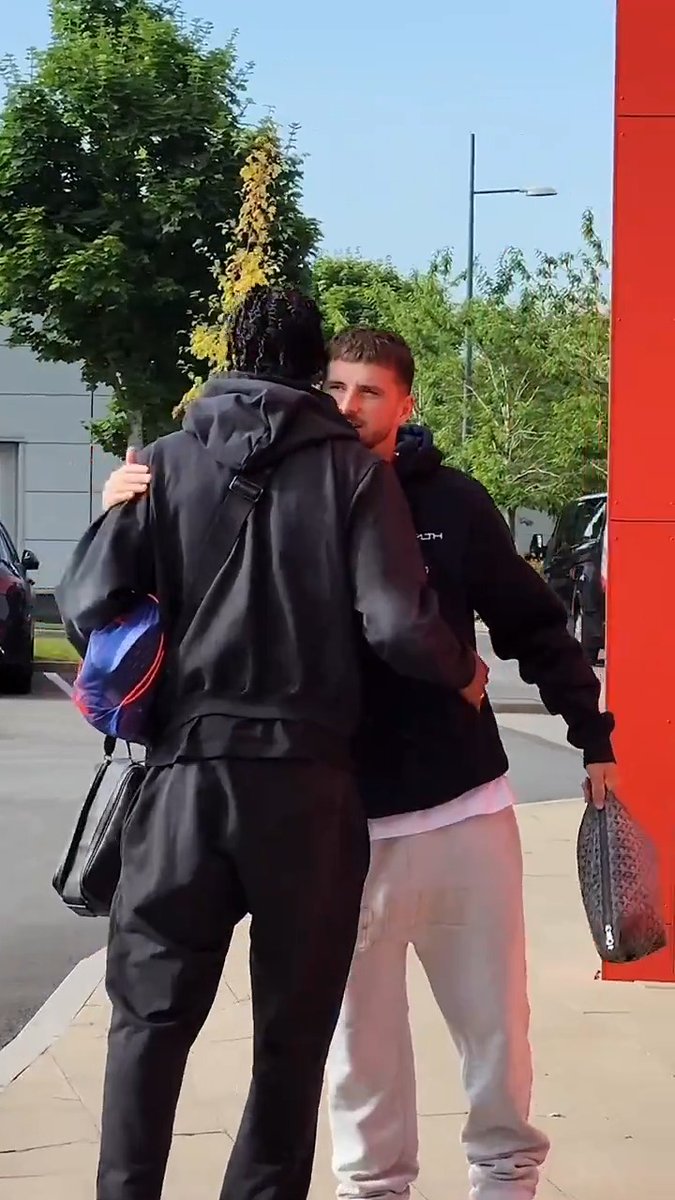 A warm welcome for @Leny_Yoro 😊❤️ #MUFC