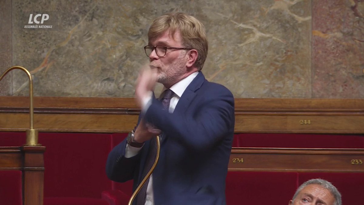 "Vous refusez les mains, mais pas les bulletins manifestement", réagit Marc Fesneau (Les Démocrates). "Puisque vous êtes capables d'être élus sans les voix du Rassemblement national, démissionnez et on va jusqu'au 3ème tour !" #DirectAN