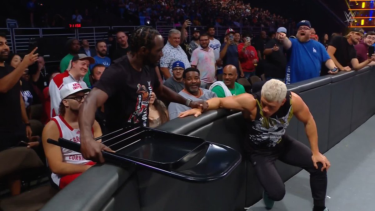 .Cody Rhodes 👀 Terence Crawford Terence Crawford with the assist! 💪 #SmackDown