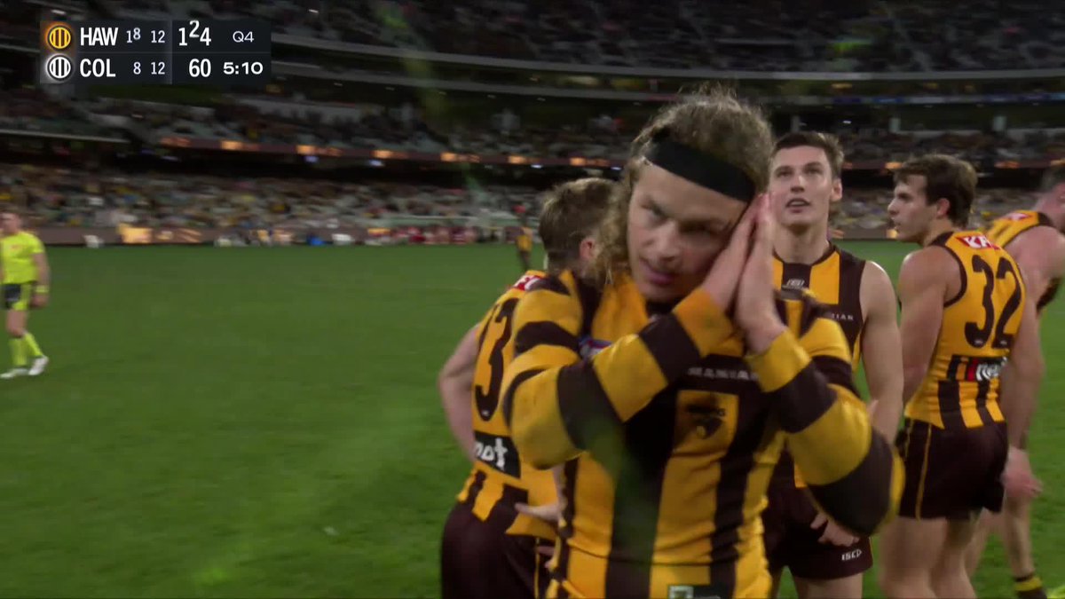 Jack Ginnivan says goodnight to the Magpies 👀 #AFLHawksPies