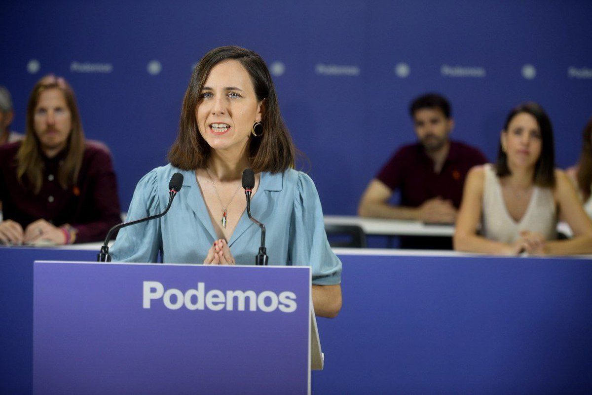 "55 diputados y diputadas de Podemos fuimos espiadas por el simple hecho de ser de Podemos. El gobierno de Rajoy trató de cortar de raíz este proyecto político para blindar los privilegios de las élites que saquean España". 🎥 Ione Belarra en el Consejo Ciudadano Estatal.