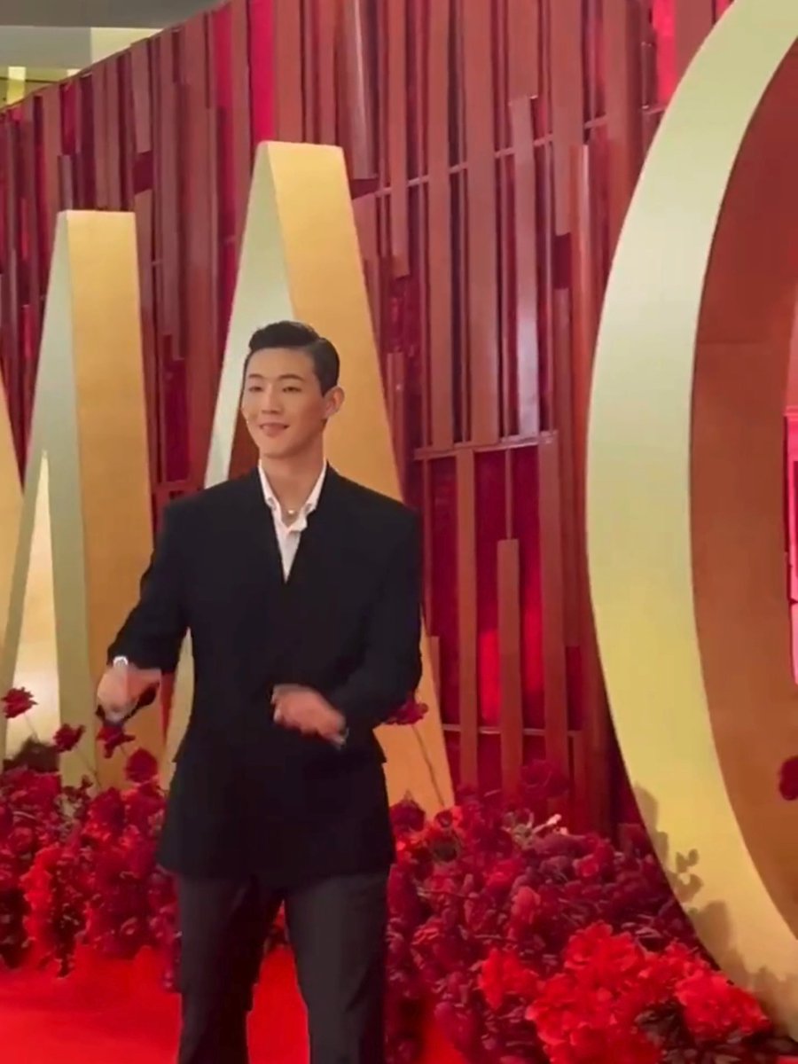 #BlackRider star Kim Jisoo looks so handsome on the #GMAGala2024 red carpet! 🤩 Get exclusive updates here: