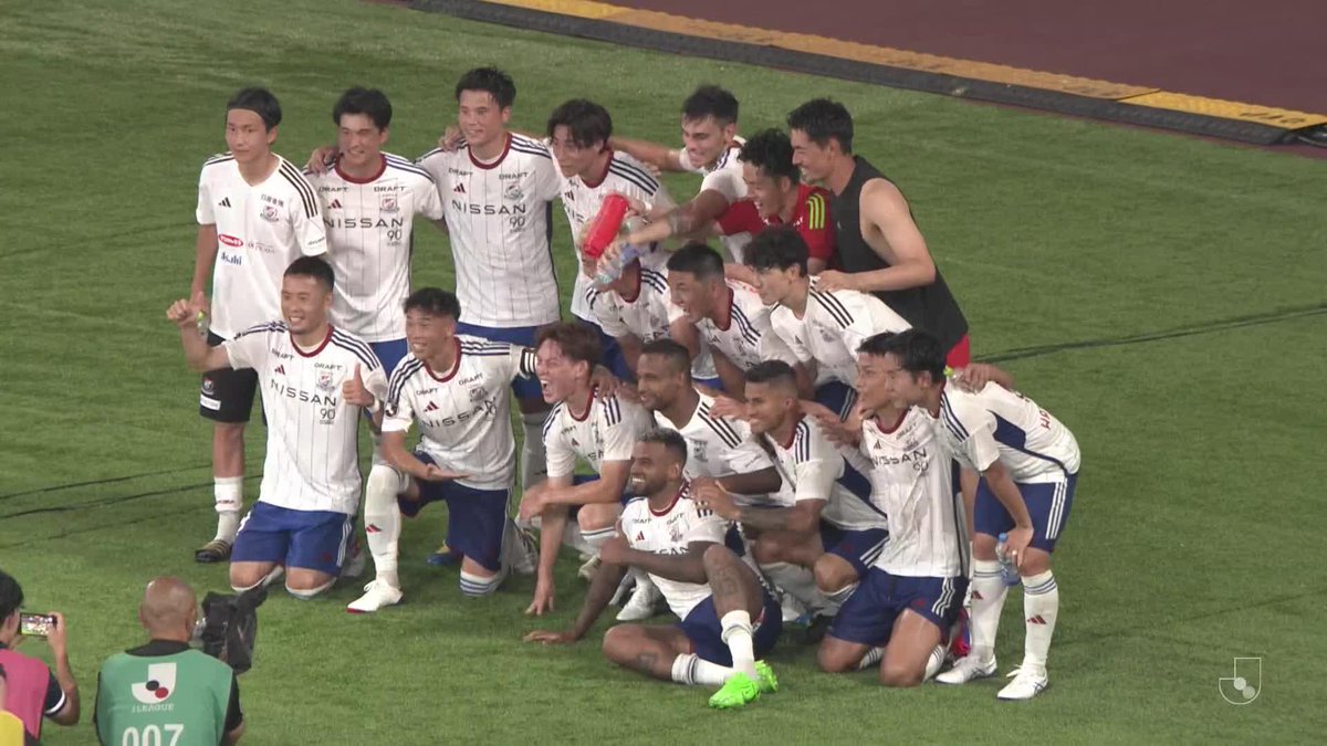 / フランスへ向かう #植中朝日 を囲んで📸 \ U-23日本代表のバックアップメンバーに選出された、横浜F・マリノスの植中朝日🇯🇵 飯倉大樹とエドゥアルドからは祝福のシャワー!?🚿😂 横浜F・マリノス【公式𝕏】 #Jリーグ