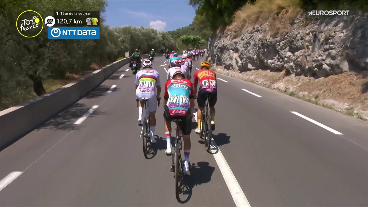 🚴🇫🇷 | Mathieu van der Poel houdt het parcours netjes. Die bidon hoort hier niet! 😄🗑 TDF2024 📺 Koers kijk je via HBO Max