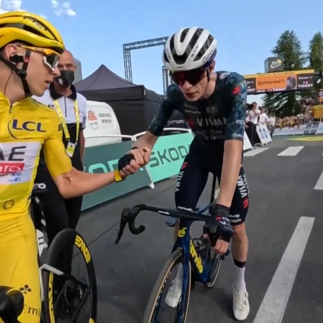 These moments of respect after the stage between Tadej Pogacar, Jonas Vingegaard and Richard Carapaz 👏 #TDF2024
