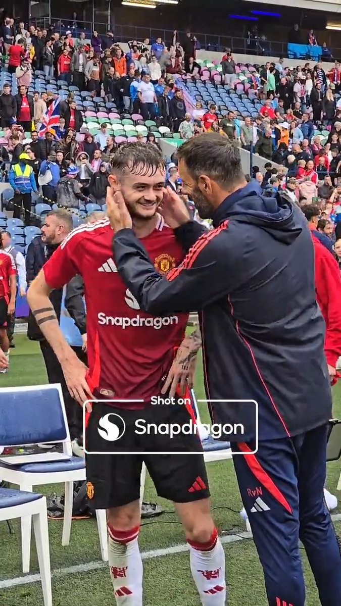 Love this ❤️ 👏 Ruud van Nistelrooij with plenty of admiration for Joe Hugill following today's game... #MUFC || Snapdragon