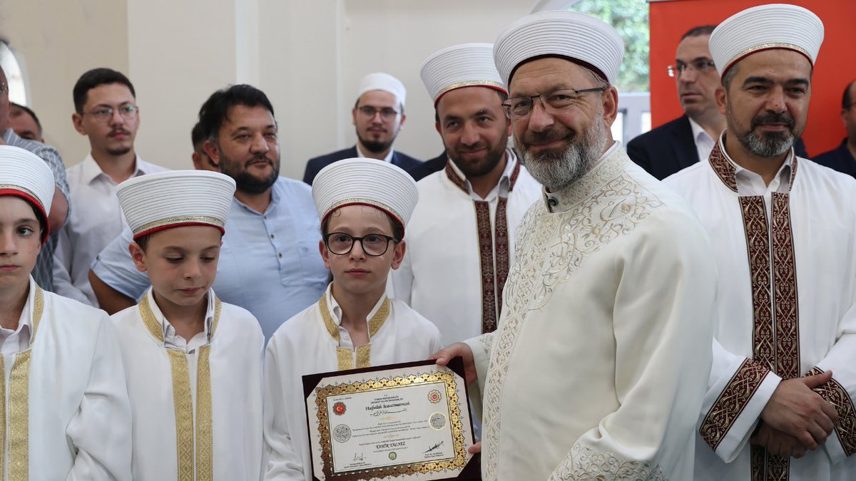 “Kur’an-ı Kerim nüzulüyle, inişiyle, muhafazasıyla, hıfzıyla, tilavetiyle, kıraatiyle, fesahatiyle, belagatiyle mucizedir.” Kocaeli İl Müftülüğümüzün düzenlediği “Gölkent Erkek Yatılı Hafızlık Kur’an Kursu Hafızlık İcazet Merasimi”nde hafız olan evlatlarımızın sevincine ortak olduk.