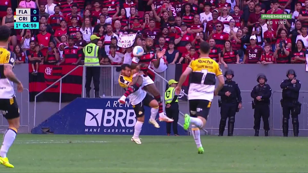 Cotovelo do Gerson abriu um corte no supercílio do Trauco. Arbitragem entendeu que o lance foi acidental. Siga Flamengo x Criciúma ➡️