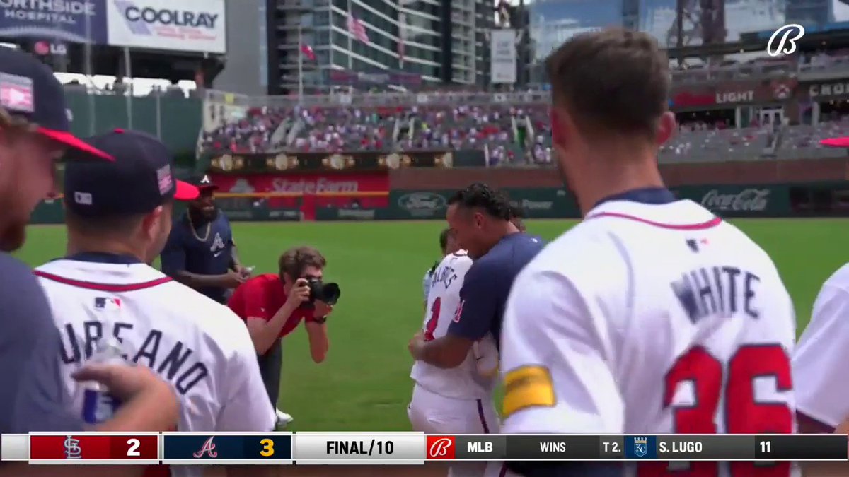 🚨 OZZIE ALBIES WALKS IT OFF 🚨