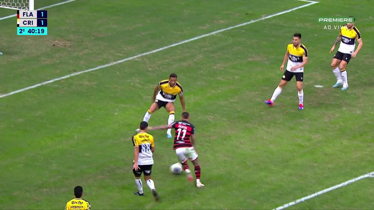 #youcannotbeserious épico en Brasil 🇧🇷. Es una de las jugadas más extrañas en la historia del fútbol. Acaba de pasar en Flamengo-Criciúma. 👇