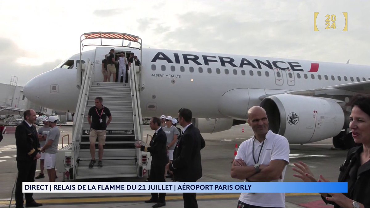 🇫🇷 La flamme olympique est à l’aéroport d’Orly. ▫️Jason Lamy-Chappuis, pilote de ligne Air France &amp; champion olympique à Vancouver en 2010, est le premier relayeur à l'aéroport de Paris Orly.