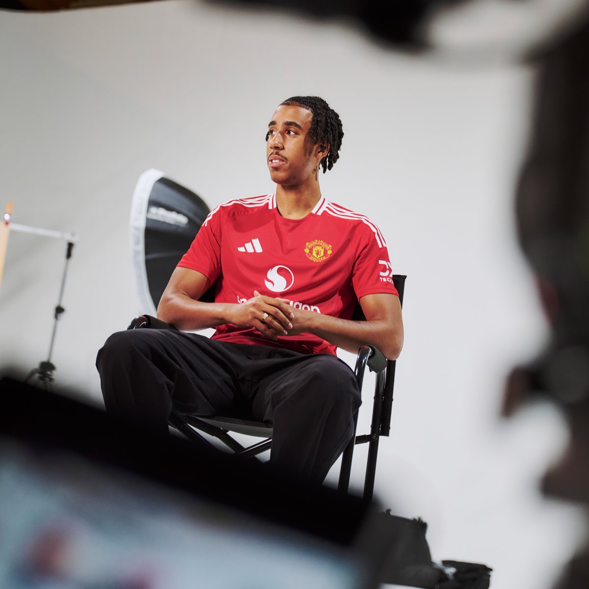 Your first look 👀 Join us on Monday at 16:00 BST for @Leny_Yoro’s first United interview 🎤⏳ #MUFC || #MUTV