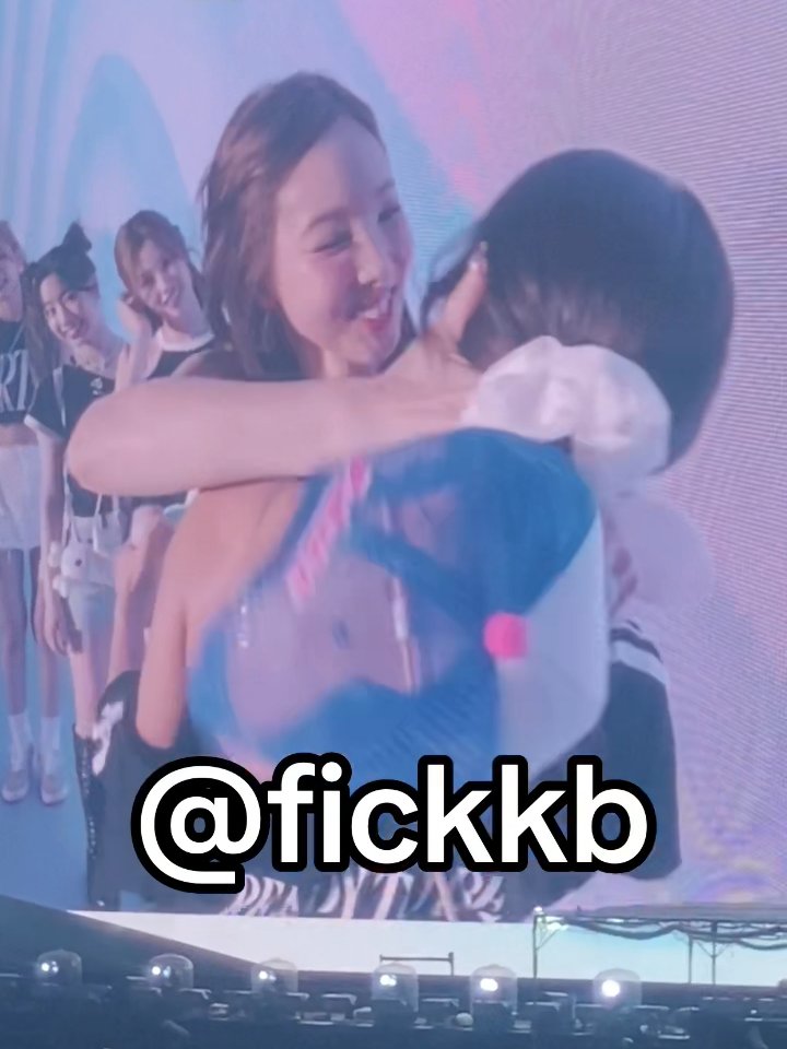NAYEON TAKING OFF HER HAT JUST TO KISS JIHYO??? 😭😭