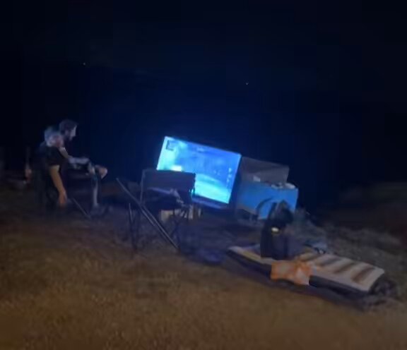 🎮 Des Marseillais ont été aperçus en pleine partie de Call of Duty, non pas dans leur salon, mais en plein milieu des Goudes à #Marseille !