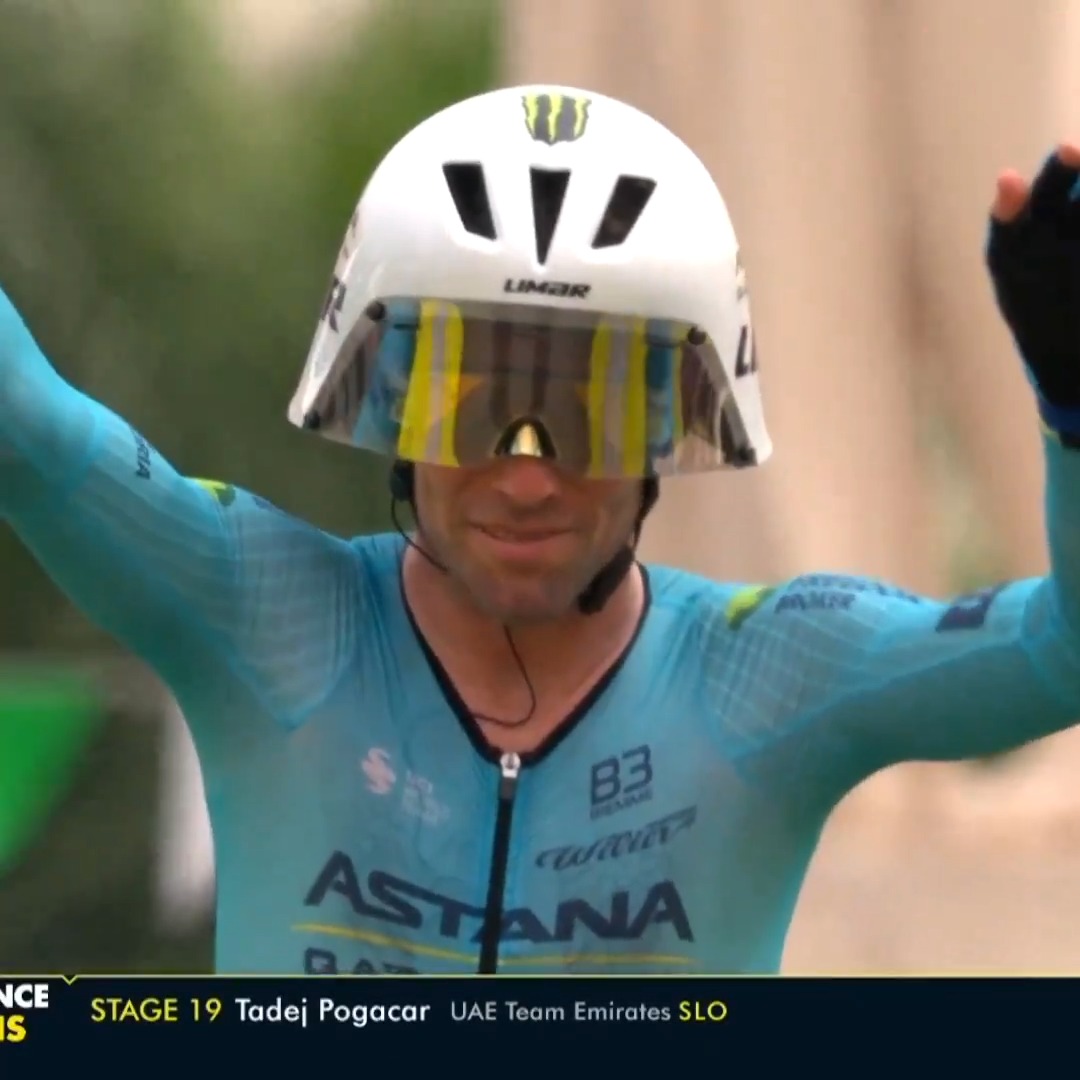 What a moment. ❤️ #TDF2024 Phil Liggett bobkeroll Mark Cavendish finishes the 2024 Tour de France.