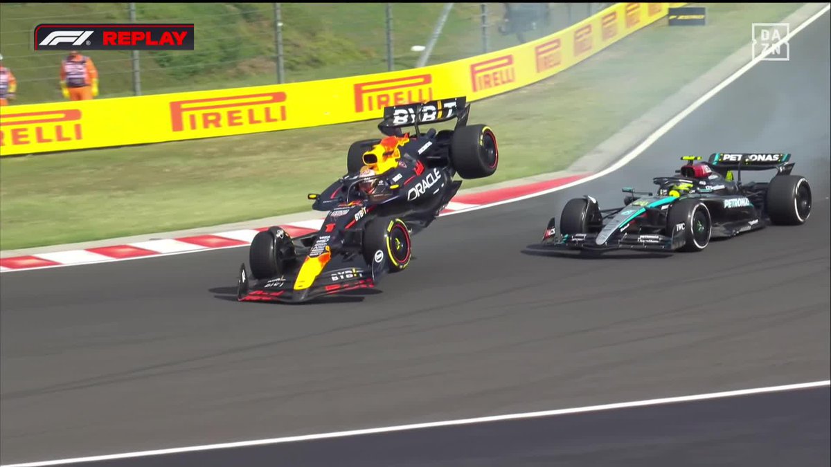 Verstapppen LA LÍA PARDA y acaba VOLANDO tras tocarse con Hamilton ¡VAYA PASADA DE FRENADA! 😱😱😱 #HungriaDAZNF1 🇭🇺