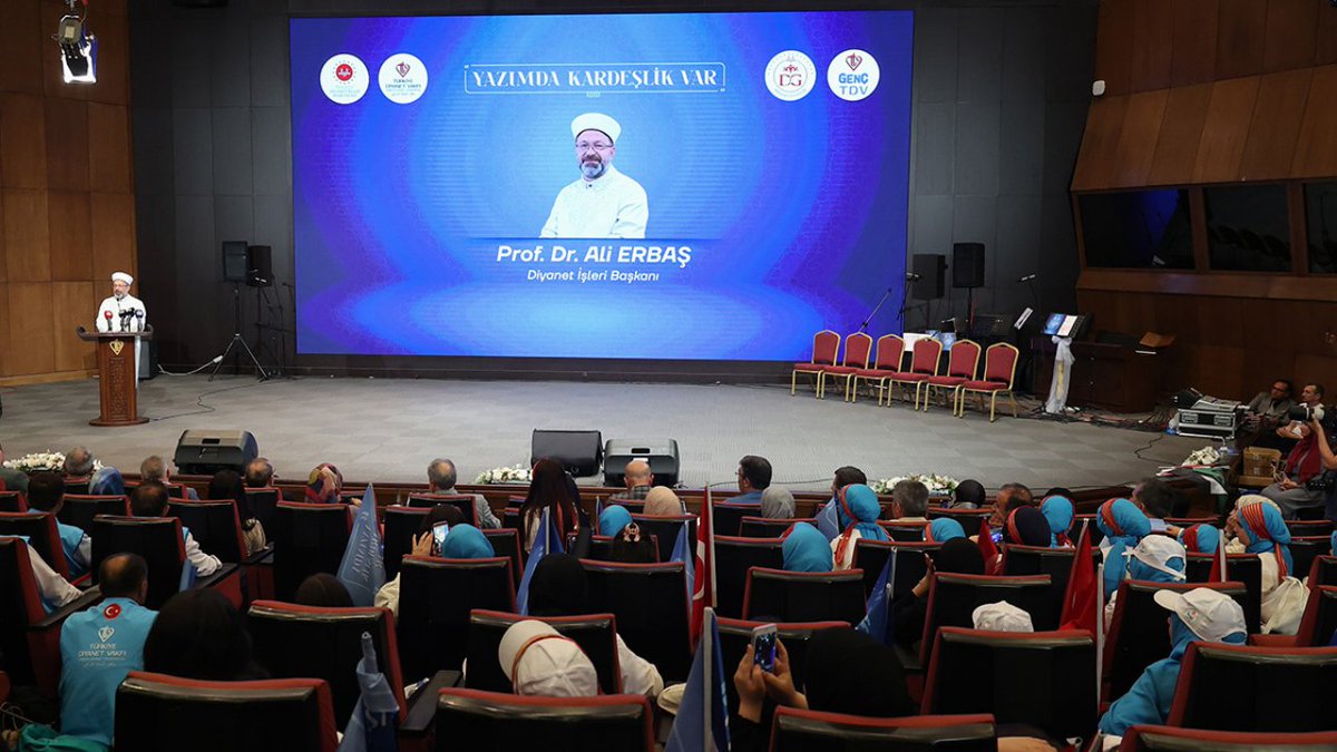 Diyanet İşleri Başkanlığımız ve Türkiye Diyanet Vakfımız tarafından düzenlenen 11 farklı ilden 500 gencimizi Ankara’da ağırladığımız “2024 Yazımda Kardeşlik Var” temalı yaz kampımızın kapanış programında evlatlarımızın mutluluklarına ortak olduk. Sevgili Gençler; Yaşadığınız yerin dışında 10 farklı ilden bu kamp vesilesiyle kardeşleriniz, arkadaşlarınız, ahbaplarınız oldu. Sizler bu kardeşliği hissettikçe, devam ettirdikçe bu güzel etkinlikten çok büyük bir kazançla memleketlerinize dönmüş olacaksınız İnşallah.