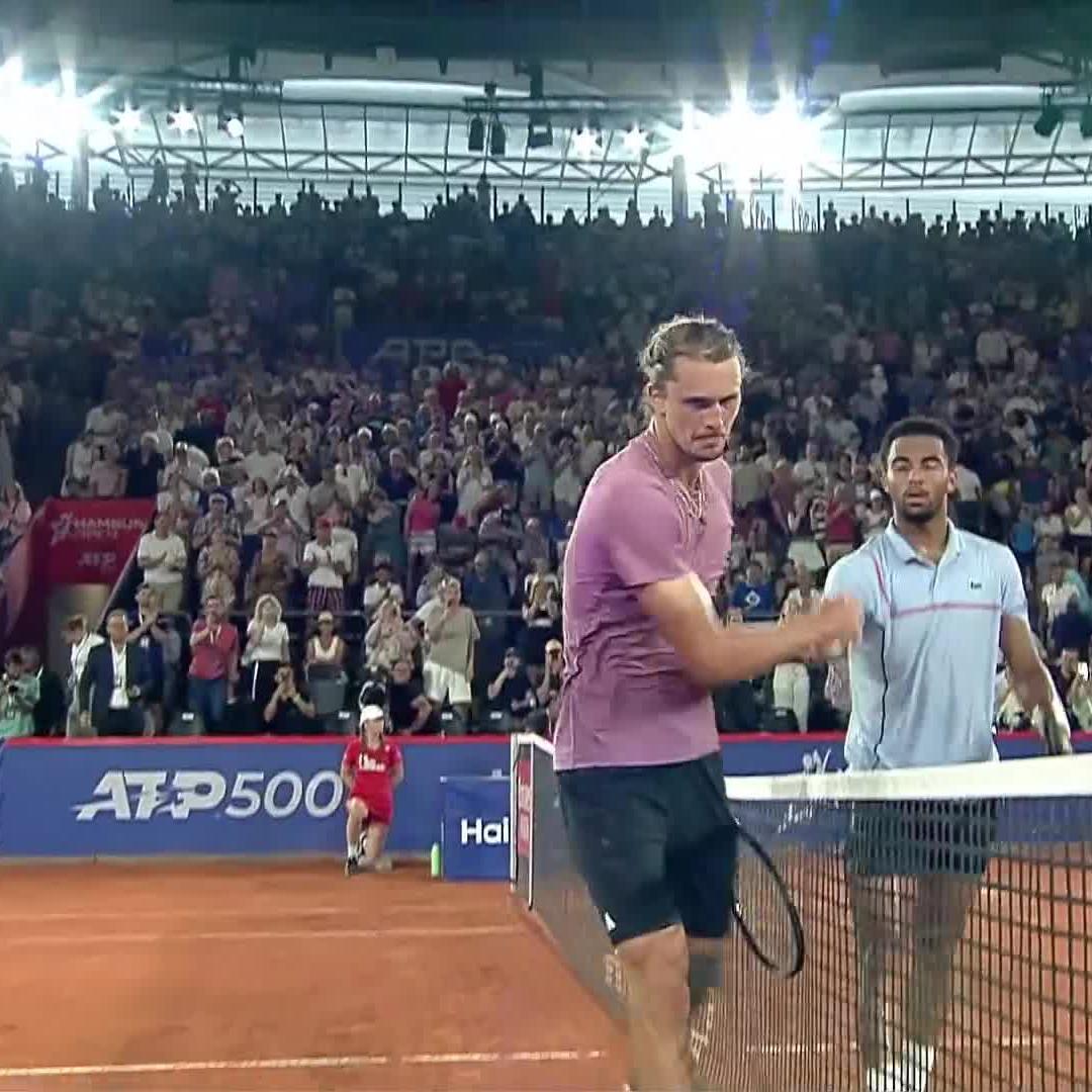 LE PREMIER TITRE EN ATP 500 D’ARTHUR FILS 👏🇫🇷 Le Français de 20 ans a sauvé 21 balles de break sur 22 au cours de la partie. 🤯 Après 3h33 d’une énorme bataille à Hambourg, la poignée de main est glaciale de la part d’Alexander Zverev. 🥶🇩🇪