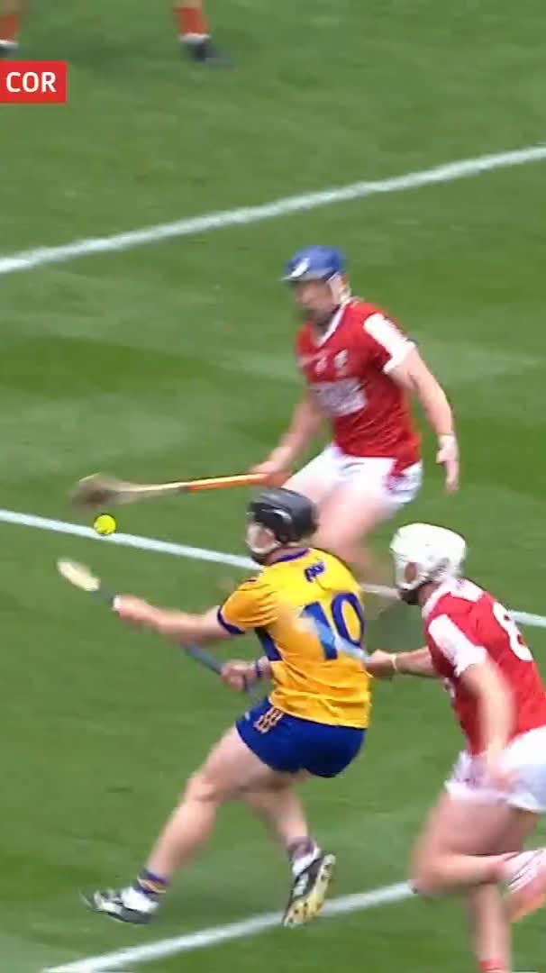 Ludicrous, ludicrous moment of genius from Clare's All-Ireland winning captain, Tony Kelly #rtegaa #gaa #hurling #tonykelly #clare