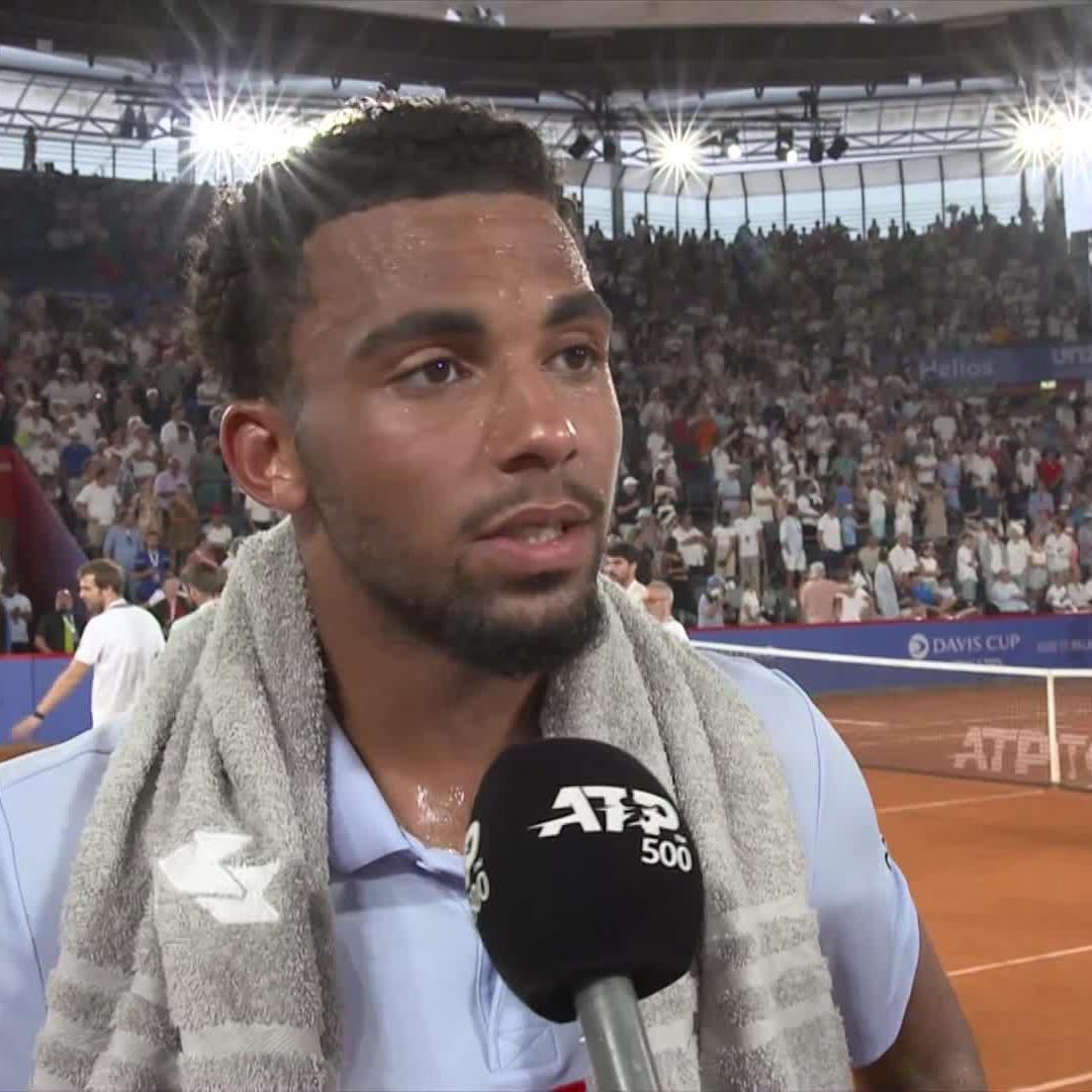 "J'ai tout fait pour gagner ce match. J'ai eu des crampes à 5-5 au troisième. J'essaye un service à la cuillère car je ne peux pas servir. Le public le prend mal. Je m'en fous. J'ai gagné et c'est tout." Simple. Efficace.