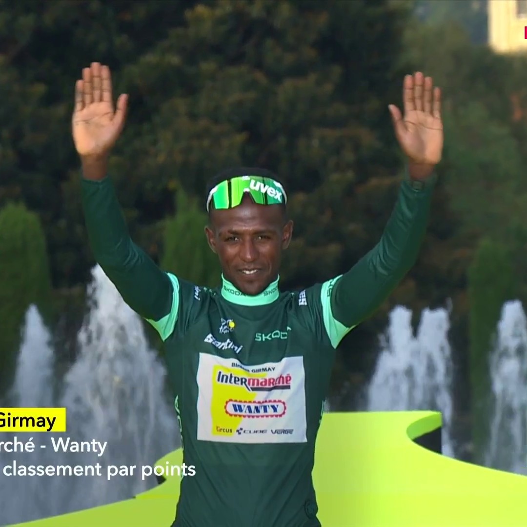Biniam Girmay dans l'histoire ! L'Érythréen devient le premier coureur africain à remporter le maillot vert sur le Tour de France 🙌 #LesRP #TDF2024