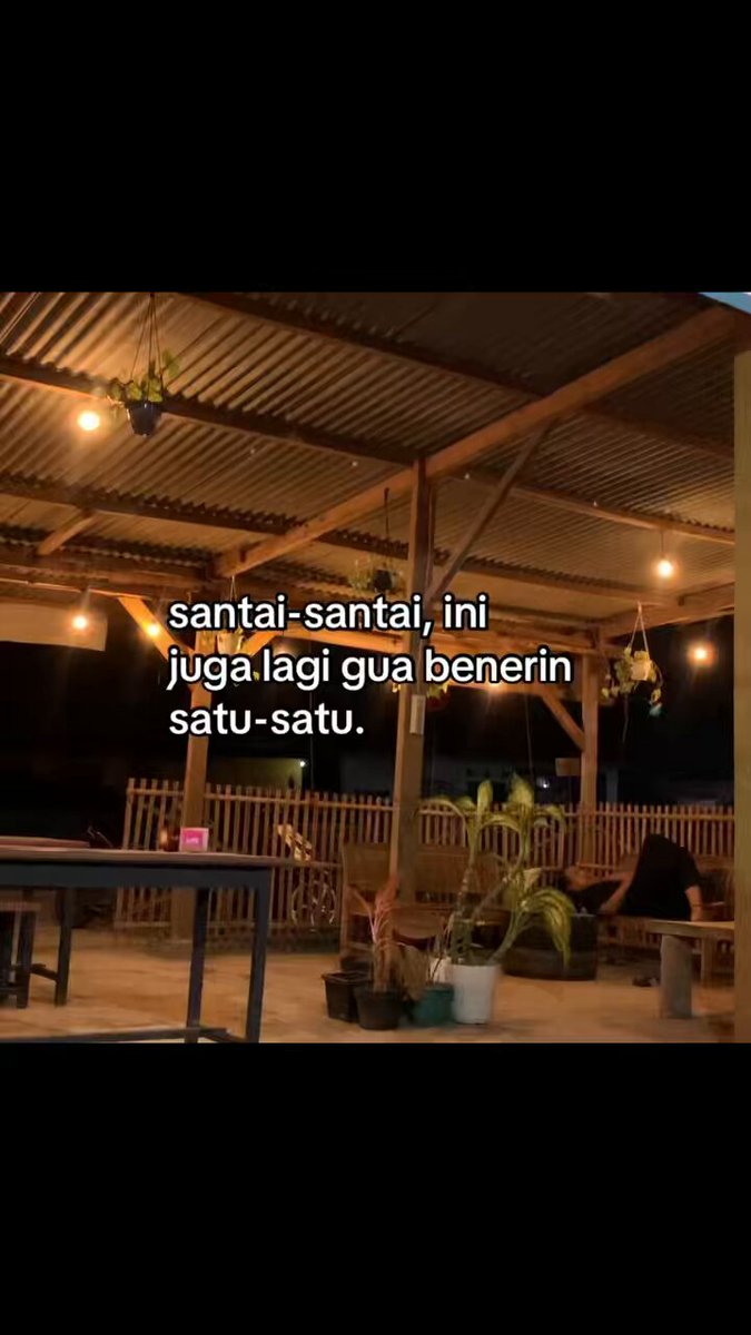 keliatannya aja santai, padahal pusing mikirin masa depan