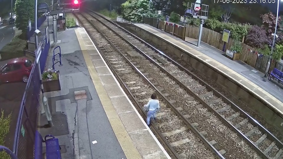 📹 No words 🤦 ⚠️ Stay off the tracks! Do not put yourself and others at risk, ever. #Trespass #YouVsTrain