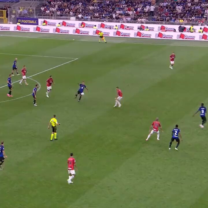 Passaggio perfetto a memoria di Lautaro per Dumfries, fucilata nel sette da posizioni defilata. Goal clamoroso