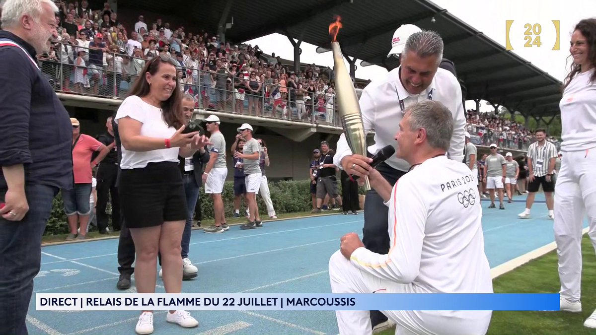 🔥 #Paris2024 | Scène magique à Marcoussis, où Jean-Charles Mascetti a fait sa demande en mariage pendant son relais de la #FlammeOlympique ! Vive les mariés ! 📺 Suivez le direct sur notre chaine :
