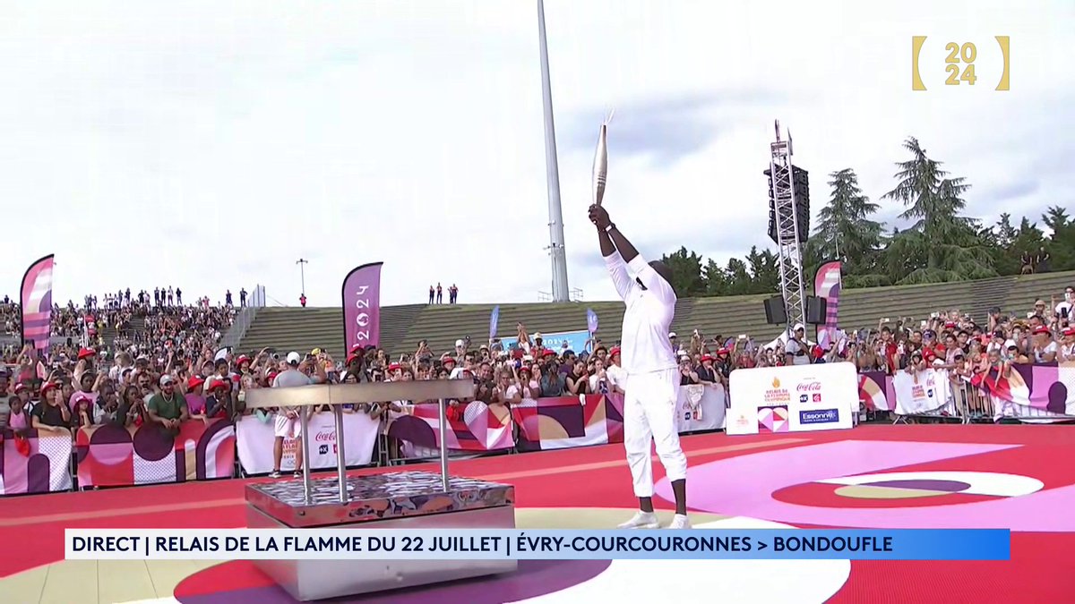 🔥 #Paris2024 ladji doucoure allume le chaudron dans le stade de Bondoufle 🏃♂️ Le champion du monde du 110m haies d'Helsinki en 2005 conclut le relais de la flamme olympique dans l'Essonne, là où il a remporté ses premières compétitions.