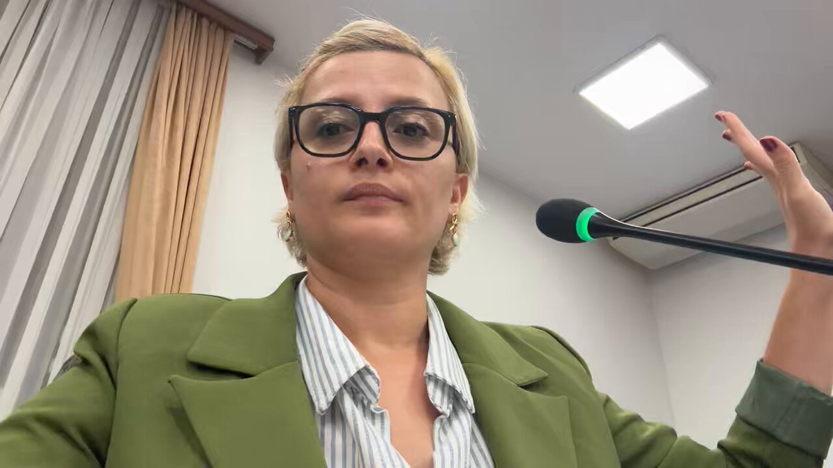 Hayvan Haklarını Koruma Kanunu'nda yapılmak istenen değişikliğin en tartışmalı maddesi olan ve kamuoyunda ötanazi maddesi olarak bilinen 5. maddeyle ilgili AKP grubundan bir değişiklik önergesi geldi. Söz konusu madde ve değişiklik önergesi üzerine söz aldım. Bu değişiklik önergesinin aslında hiçbir şey değiştiremediğini, bu kanun teklifinin yaşam hakkını hiçe sayan bir ölüm yasası olduğunu tekrar ve tekrar söyleyeceğiz. Söz konusu cinayet niyeti hiçbir değişiklikle örtülemez. Bu yasa teklifi geri çekilene kadar mücadele edeceğiz. #YasaDeğilCinayet #YASAYIGERİCEK #kediköpekkatliamınadurde
