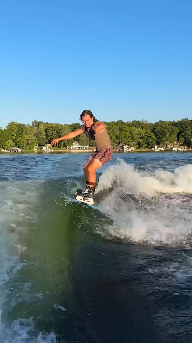 Skates 🤝 Wakesurfing (🎥: IG/samstudee)