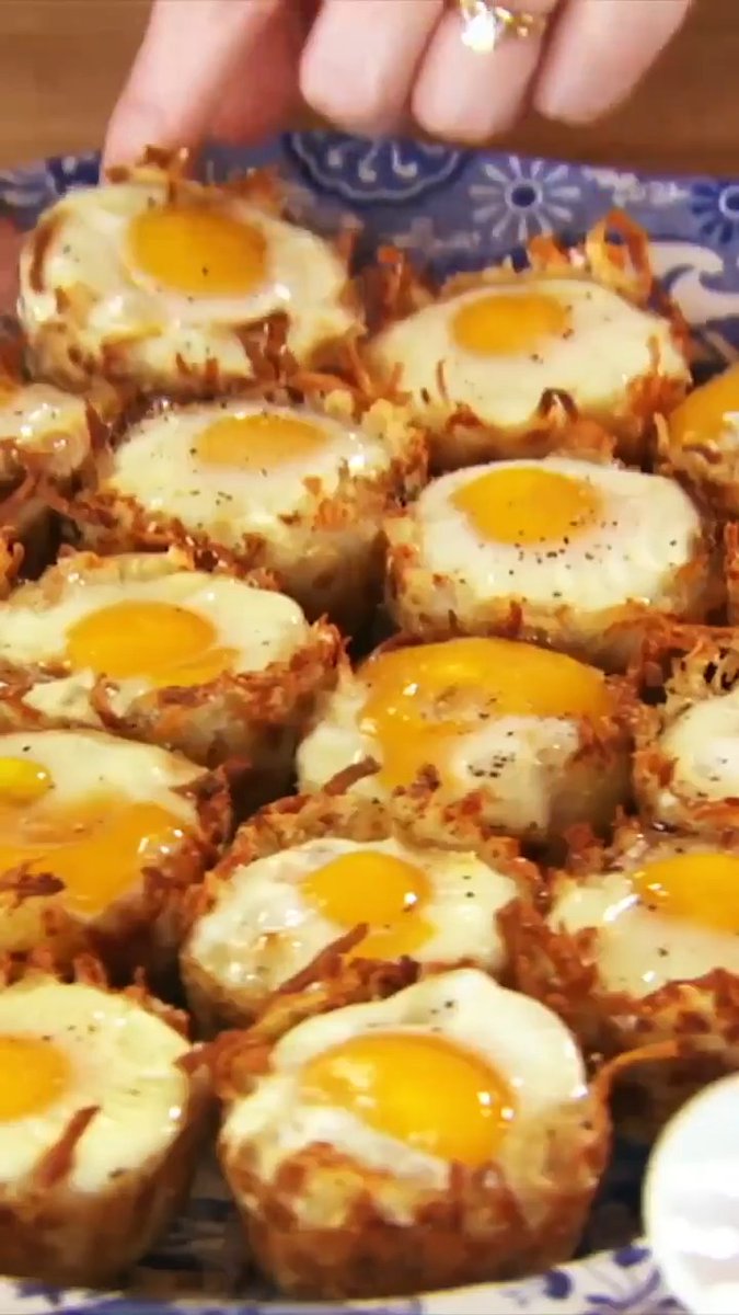 Bake eggs in crispy potato cups for an easy all-in-one breakfast! 🍳 Get more recipes from @ThePioneerWoman, Saturdays at 10a|9c and Max: #StreamOnMax Get the recipe: